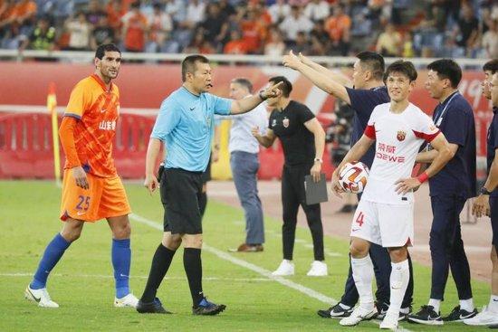 泰山41家球迷会集体发声不满裁判 费···